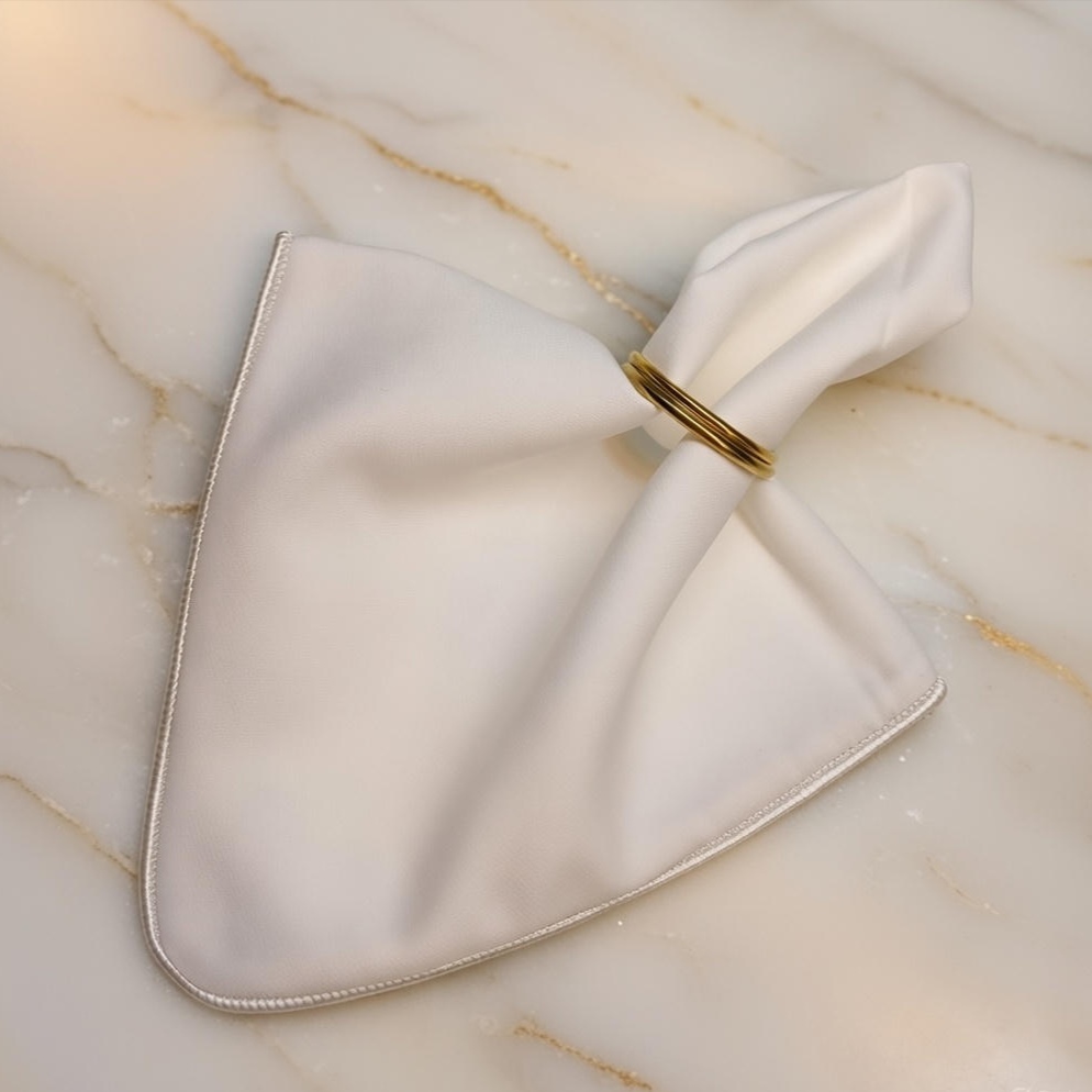 دستمال سفره آف وایت دور قیطان سفید