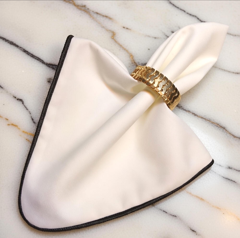 دستمال سفره آف وایت دور قیطان مشکی