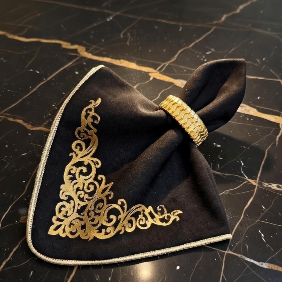 دستمال سفره مشکی دور طلایی چاپدار